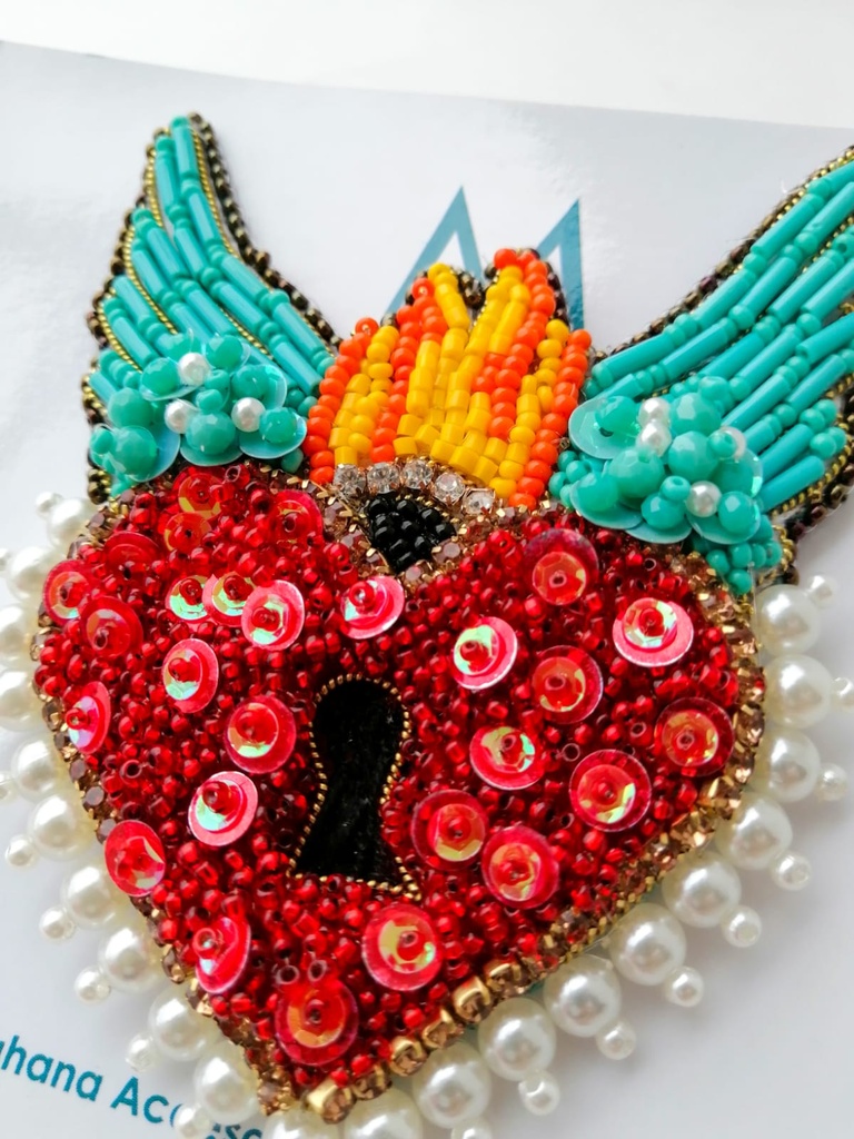 Prendedor Sagrado Corazon con alas